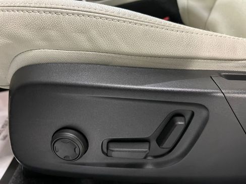 Used 2023 Volvo XC40 B5 Plus w/ Driver Assist Package AWD/4WD image 11