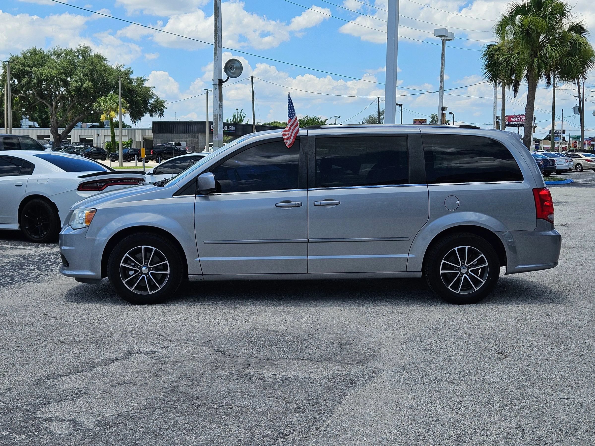 Used 2017 Dodge Grand Caravan SXT FWD image 5