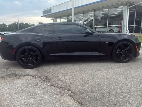 Used 2017 Chevrolet Camaro LT w/ Technology Package RWD image 7