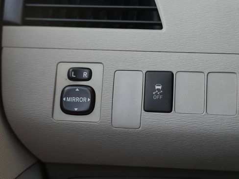 Used 2011 Toyota Sienna image 40