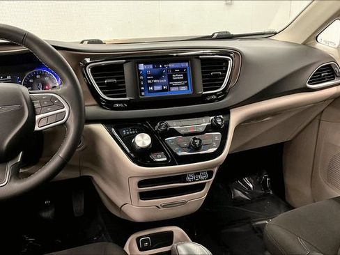Used 2023 Chrysler Voyager LX FWD image 7