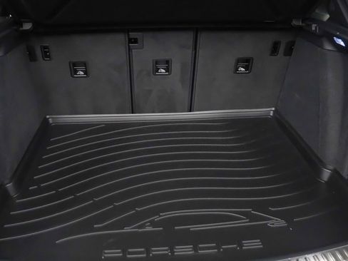 Certified 2025 Porsche Macan image 6