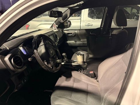 Used 2017 Toyota Tacoma TRD Sport w/ Tow Package image 4