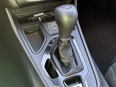 Used 2019 Jeep Cherokee Limited FWD image 27