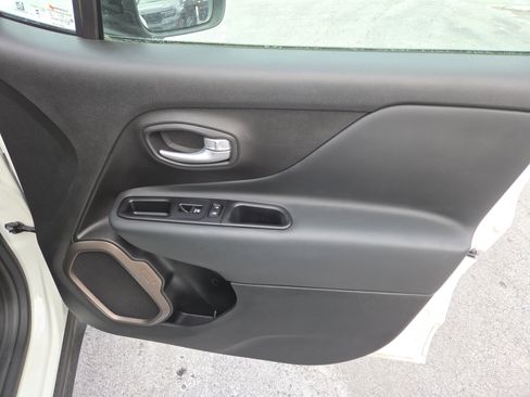Certified 2023 Jeep Renegade Latitude AWD/4WD image 18