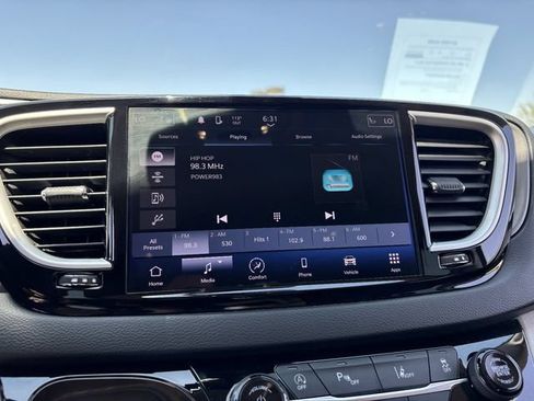 Used 2023 Chrysler Pacifica Touring-L FWD image 23