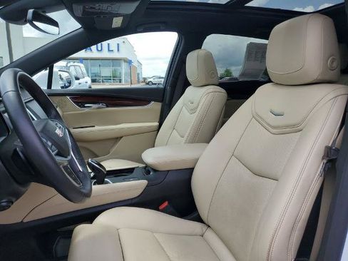 Used 2017 Cadillac XT5 Luxury w/ Driver Awareness Package FWD image 5