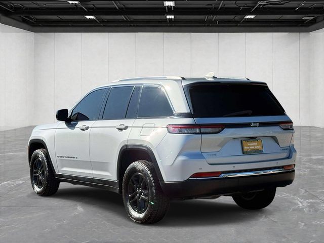 Used 2022 Jeep Grand Cherokee Laredo w/ Luxury Tech Group I AWD/4WD image 7