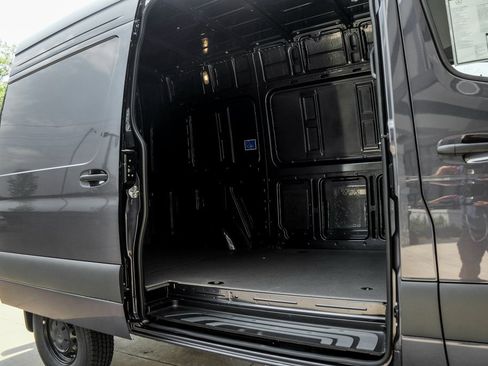 Used 2025 Mercedes-Benz Sprinter 2500 image 10