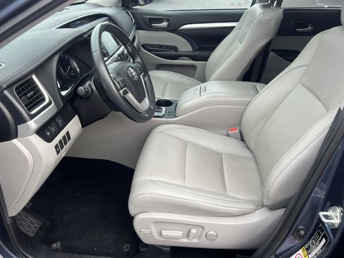 Used 2019 Toyota Highlander XLE image 11