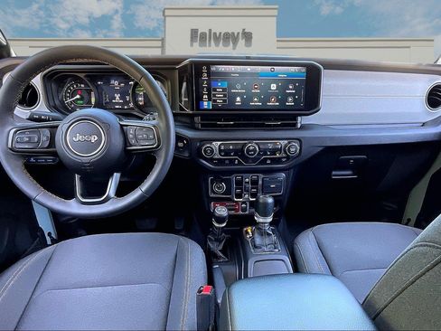 Used 2024 Jeep Wrangler Unlimited AWD/4WD image 15