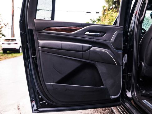 Used 2021 Cadillac Escalade ESV Luxury RWD image 18