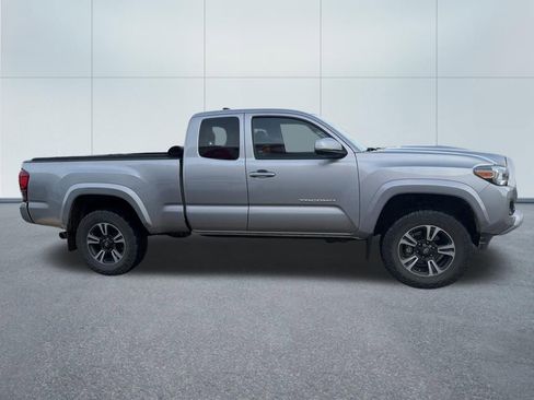 Used 2018 Toyota Tacoma TRD Sport image 5
