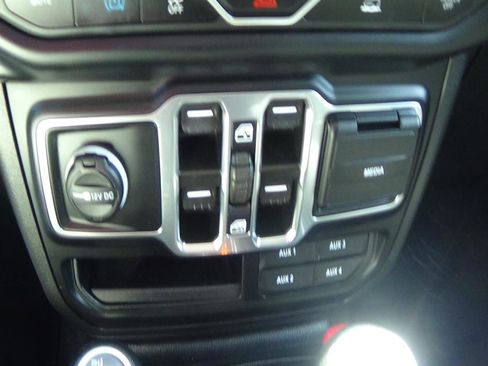 Used 2023 Jeep Wrangler Unlimited Sahara image 31