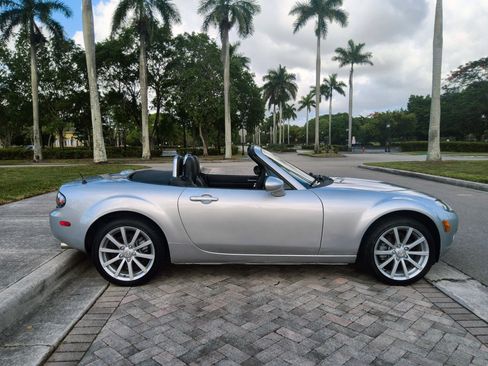 Used 2006 MAZDA MX-5 Miata Grand Touring RWD image 17