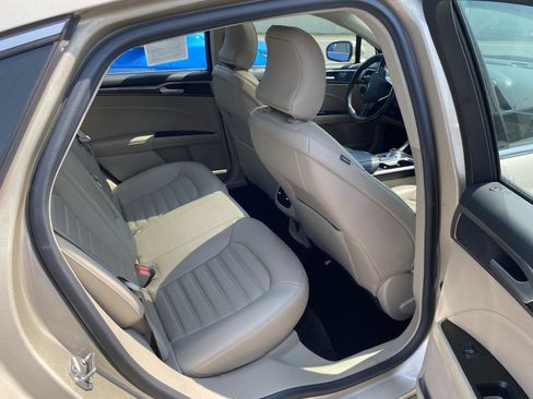 Used 2017 Ford Fusion SE FWD image 25