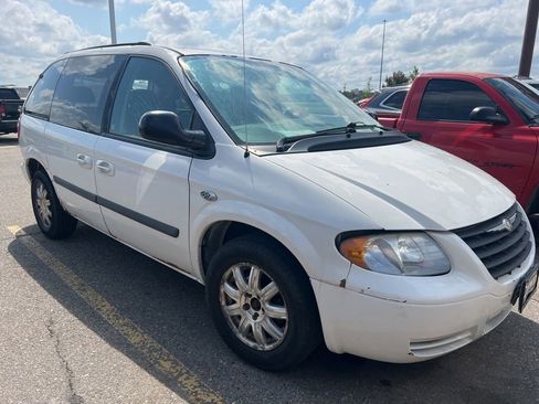 Used 2006 Chrysler Town & Country w/ Popular Equipment Group I image 3