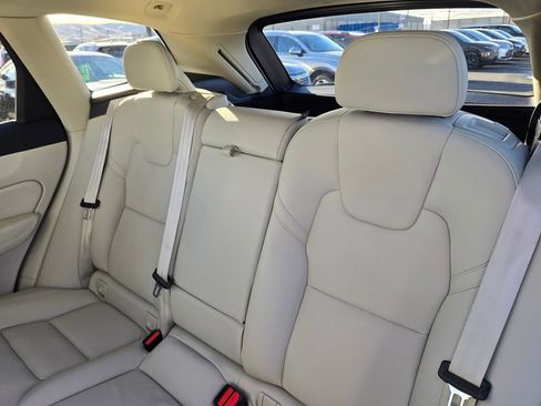 Used 2022 Volvo XC60 B5 Momentum image 19