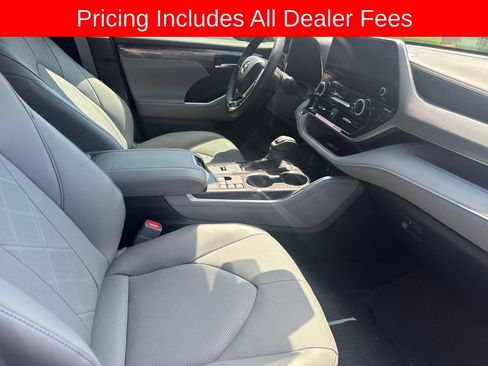 Used 2026 Toyota Highlander Platinum AWD/4WD image 13