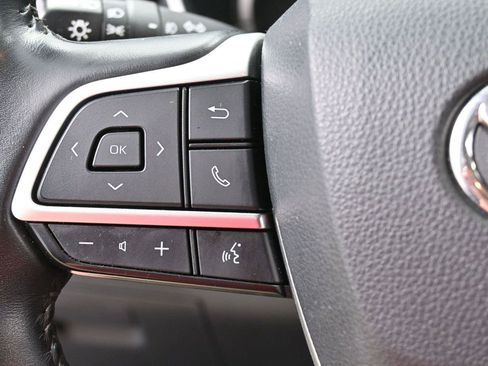 Used 2022 Toyota Highlander XLE FWD image 18