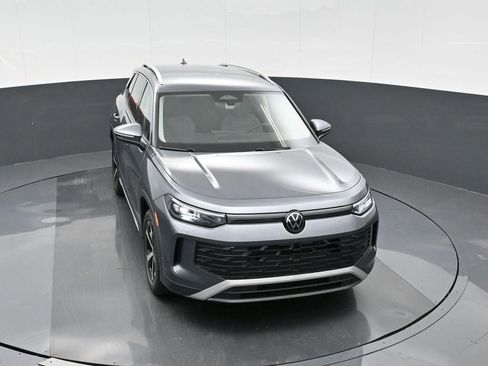 New 2025 Volkswagen Tiguan SE image 23