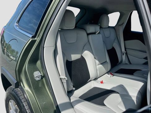 Certified 2021 Jeep Cherokee Latitude Plus AWD/4WD image 24