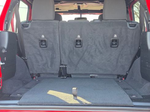 Used 2020 Jeep Wrangler Unlimited Sahara image 31