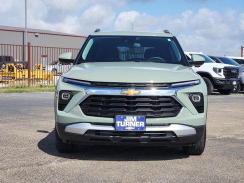 Used 2025 Chevrolet TrailBlazer LT w/ LT Cold Weather Package FWD image 2
