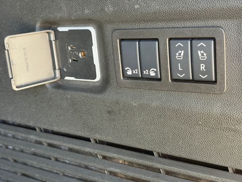 Used 2025 GMC Yukon XL Denali AWD/4WD image 10