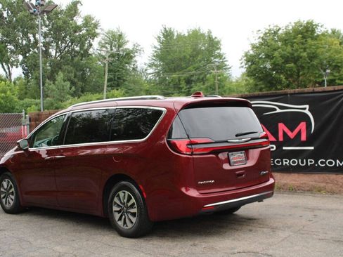 Used 2021 Chrysler Pacifica Touring-L FWD image 3