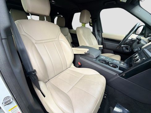 Used 2019 Land Rover Discovery SE image 16