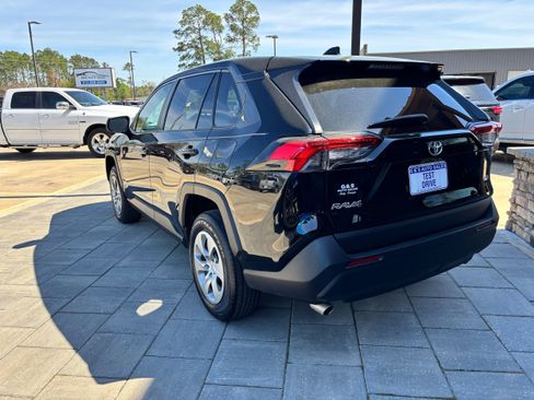 Used 2022 Toyota RAV4 LE image 7