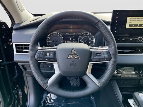 New 2026 Mitsubishi Outlander SE image 10
