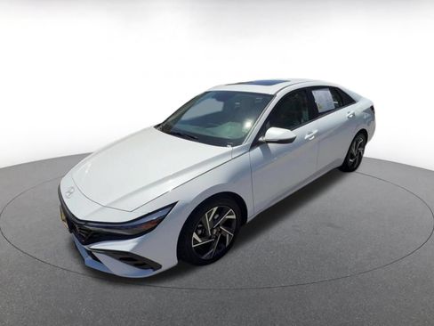 Used 2025 Hyundai Elantra Limited FWD image 8