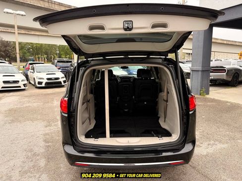 Used 2019 Chrysler Pacifica Touring-L FWD image 28