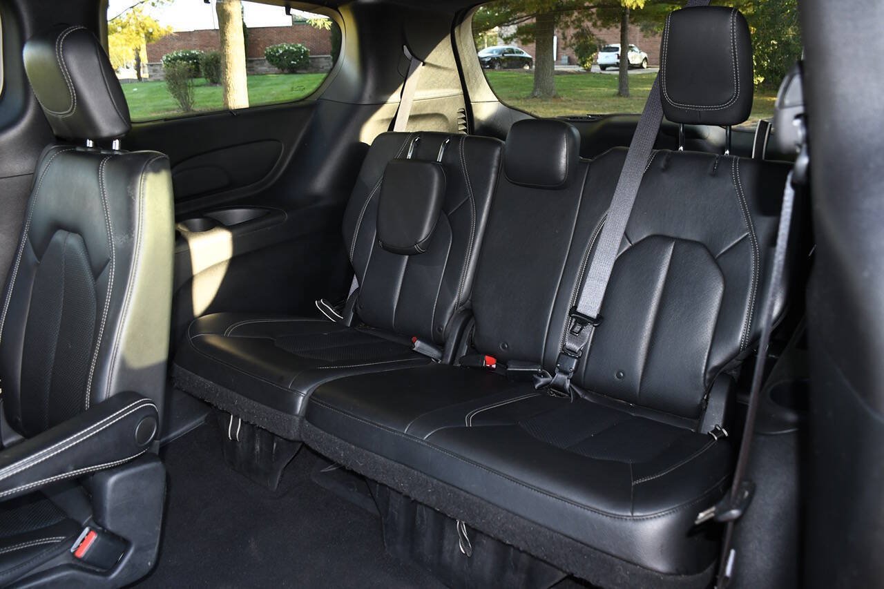 Used 2020 Chrysler Pacifica Touring-L w/ S Appearance Package FWD image 18