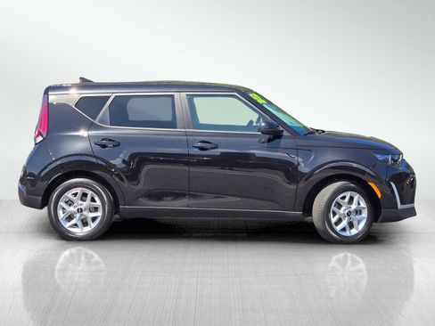 Certified 2025 Kia Soul LX w/ LX Technology Package FWD image 3