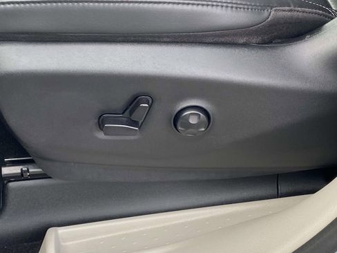 Used 2023 Chrysler Pacifica Touring-L image 14