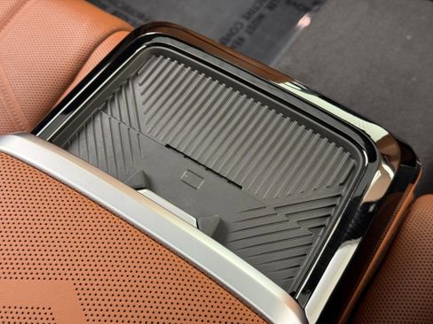 Used 2024 BMW i7 xDrive60 w/ Premium Package image 41