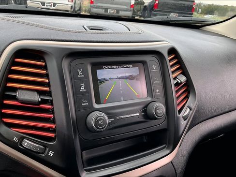 Used 2017 Jeep Cherokee Sport image 26