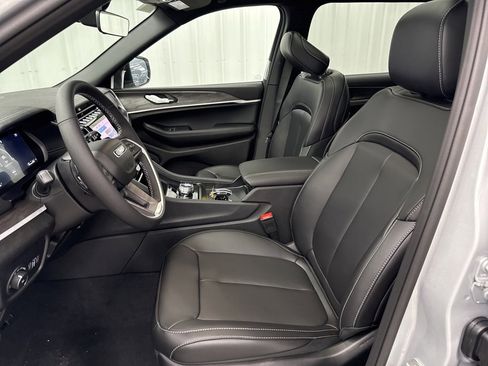 Used 2025 Jeep Grand Cherokee L Limited image 17