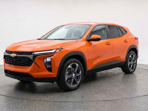 Used 2025 Chevrolet Blazer LT FWD image 3