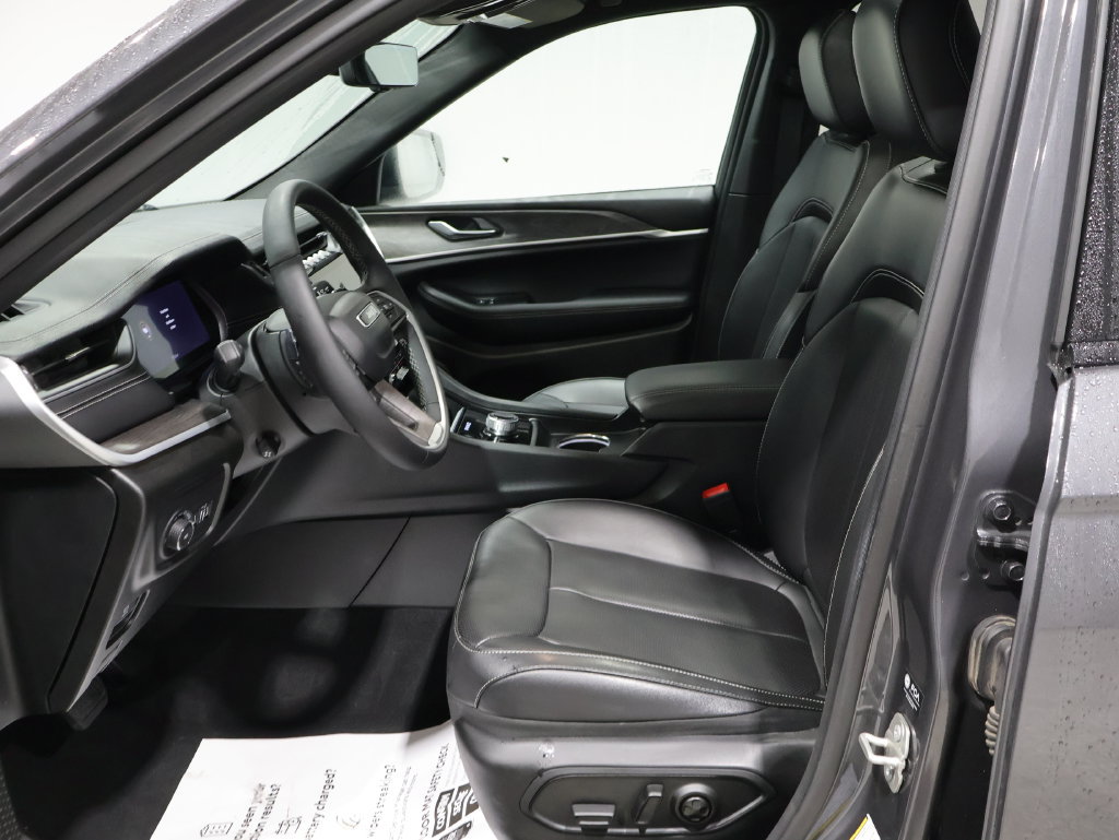 Certified 2024 Jeep Grand Cherokee Limited w/ Luxury Tech Group II AWD/4WD image 12