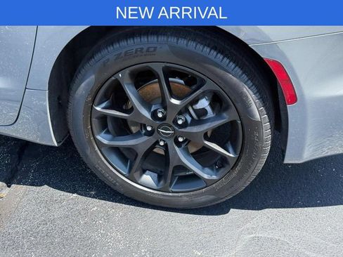 Used 2025 Chrysler Pacifica Limited FWD image 8