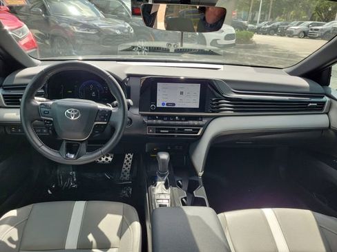 Used 2025 Toyota Camry SE image 9