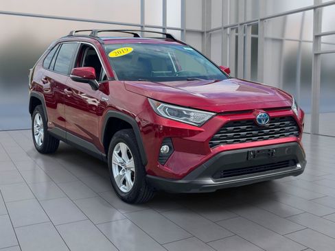 Used 2019 Toyota RAV4 XLE w/ Convenience Package AWD/4WD image 2