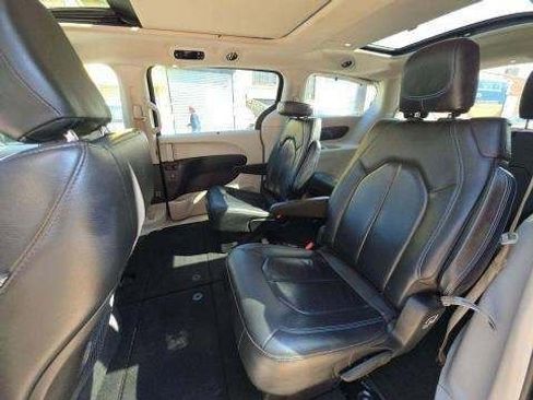 Used 2019 Chrysler Pacifica Limited image 12