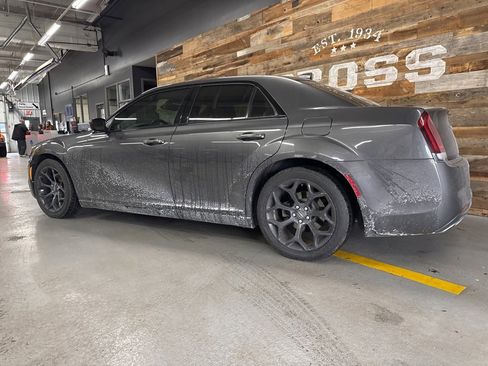 Used 2019 Chrysler 300 S image 9