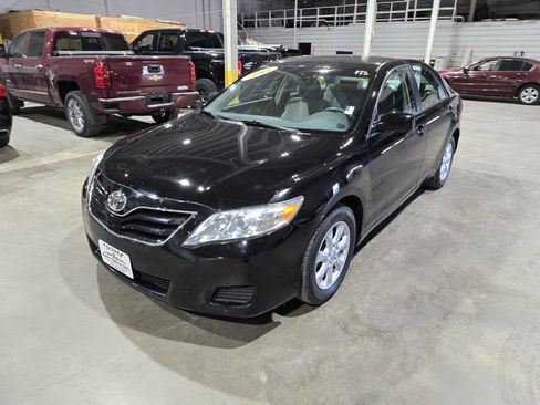 Used 2011 Toyota Camry LE w/ LE Extra-Value Pkg image 2