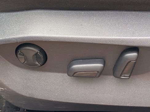 Certified 2023 Volkswagen Taos SE w/ Panoramic Sunroof Package image 12